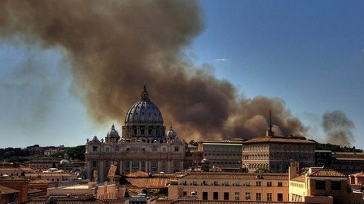Kłęby czarnego dymu nad Rzymem. Pożar na złomowisku samochodów