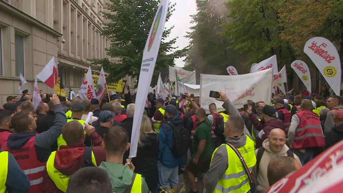 Tłum demonstrantów w Warszawie. "Sytuacja jest ekstremalna"