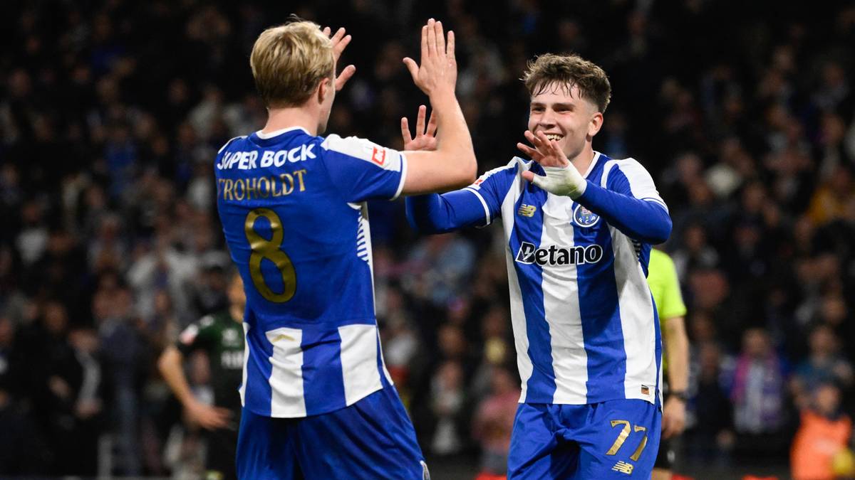 Dw&oacute;ch piłkarzy FC Porto w niebiesko-białych strojach cieszy się po zdobytej bramce, podając sobie "piątkę".