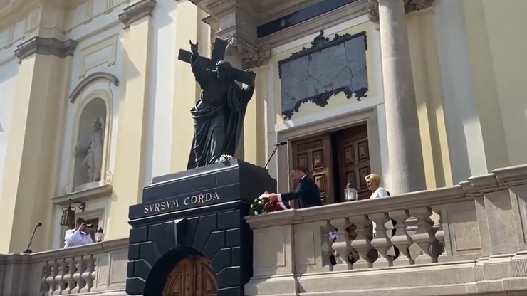 Prezydent złożył kwiaty przy pomniku Chrystusa, na którym zawieszono tęczową flagę