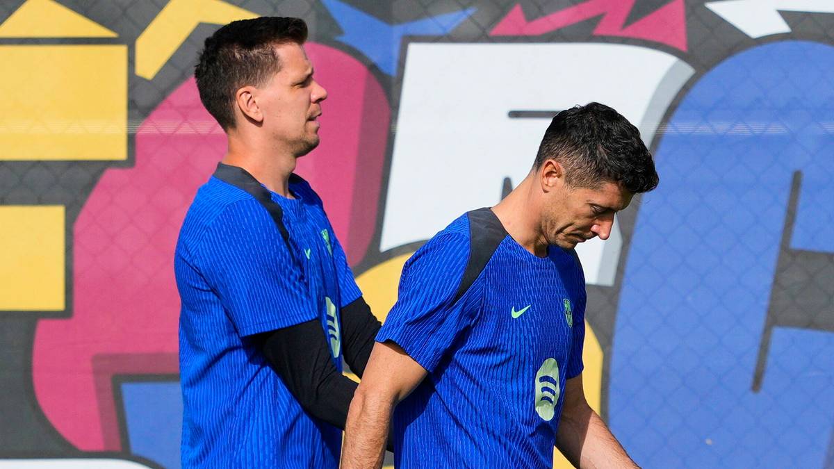 Dw&oacute;ch piłkarzy FC Barcelony, Robert Lewandowski i Wojciech Szczęsny, idących obok siebie na tle napisu "FCB".