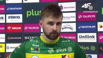 Mateusz Bieniek, siatkarz reprezentacji Polski, w zielonej koszulce z logotypami sponsor&oacute;w, udziela wywiadu.