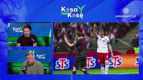 Fragment programu telewizyjnego "Kosa na Kosę", przedstawiający dw&oacute;ch komentator&oacute;w oraz zdjęcie Roberta Lewandowskiego podczas meczu piłki nożnej.