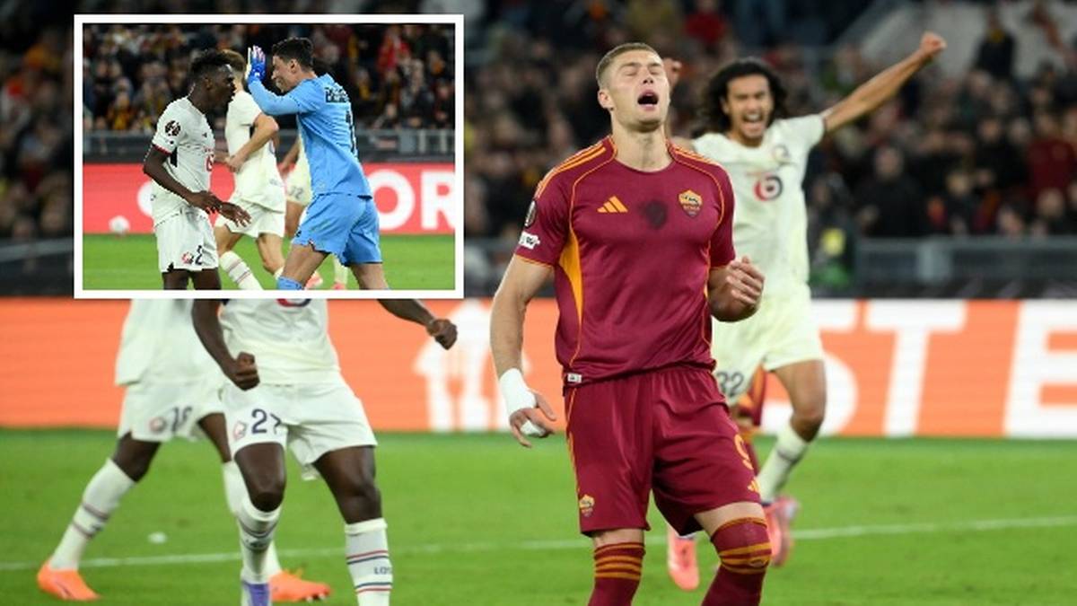 Piłkarz w czerwonym stroju, z wykrzywioną twarzą i otwartymi ustami, świętuje, obok niego widać innych piłkarzy na boisku.