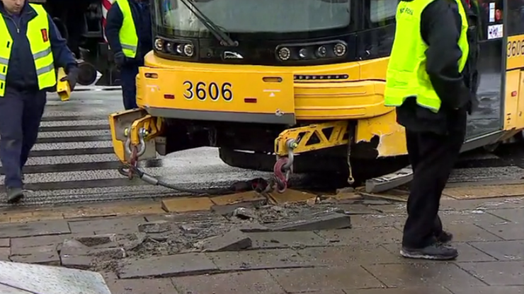 Zderzenie dwóch tramwajów w Warszawie. 13 osób poszkodowanych