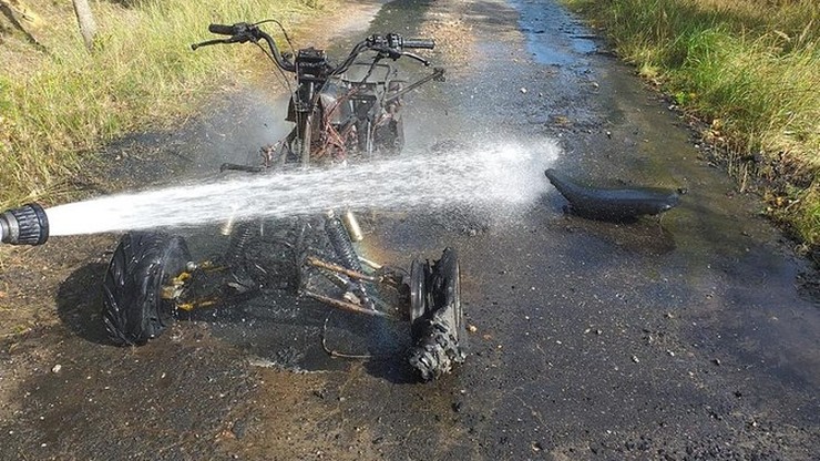 Warmińsko-mazurskie: quad spłonął na leśnej drodze. Właściciel dostał mandat