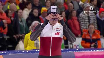 Zawodniczka Martyna Baran w stroju sportowym z logo PGE i 4F zakłada gogle podczas zawod&oacute;w na 500 metr&oacute;w.