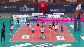 Drużyny siatkarskie BKS Bostik ZGO Bielsko-Biała i ŁKS Commercecon Ł&oacute;dź podczas meczu w hali sportowej.