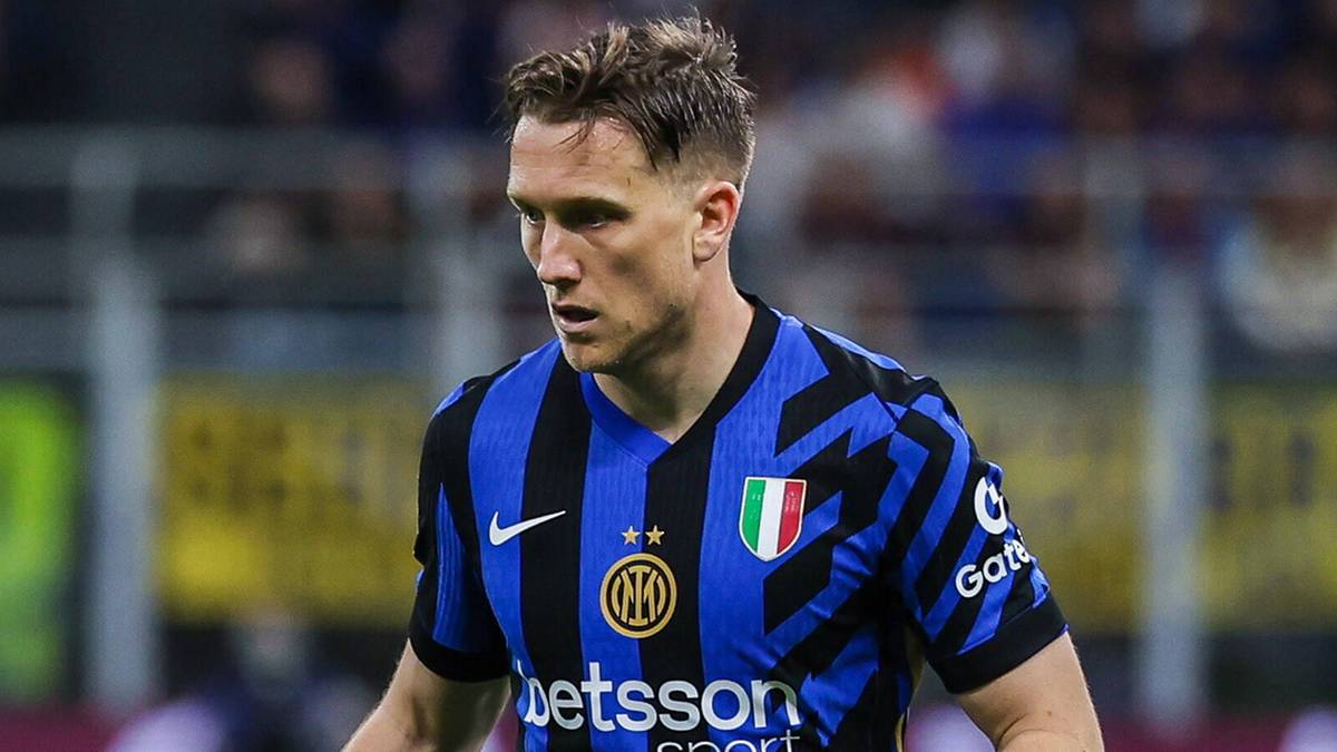 Portret mężczyzny w koszulce piłkarskiej Inter Mediolan.