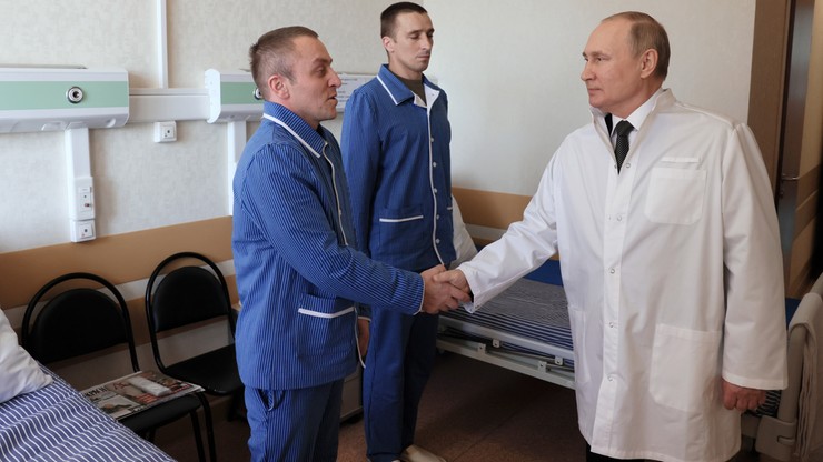 Rosja. Władimir Putin odwiedza rannych w szpitalu. Internauci podejrzewają inscenizację