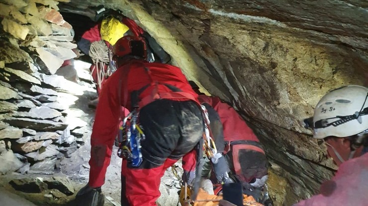 Austria. Trzech Polaków uwięzionych w jaskini przez wodę. Trwa akcja ratunkowa