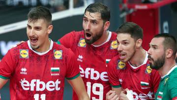 Czterech siatkarzy w czerwonych strojach z logo "efbet" i flagą Bułgarii, rozmawiają ze sobą podczas meczu.