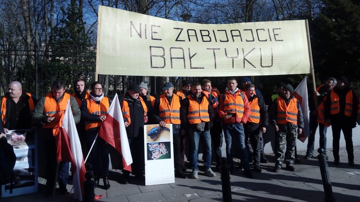 "Walczymy z układem". Protest rybaków w Warszawie ws. degradacji środowiska i przełowieniu Bałtyku
