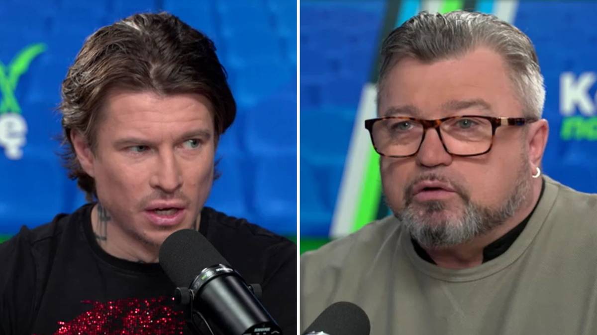 Dw&oacute;ch mężczyzn, prawdopodobnie komentator&oacute;w sportowych, siedzi przy mikrofonach podczas programu na żywo.