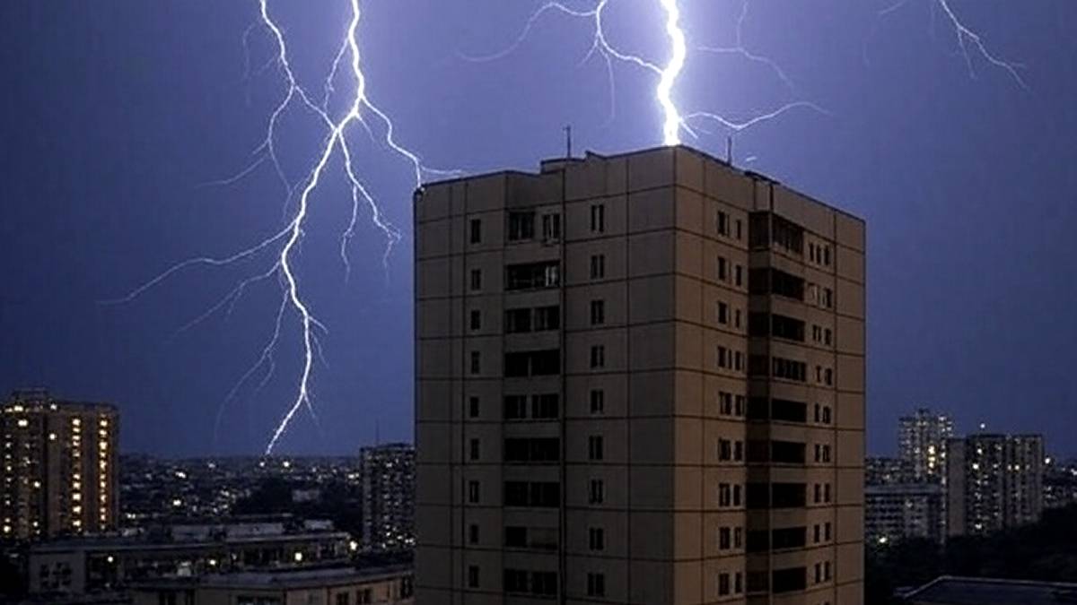 Pioruny mogą uderzać w budynki. Fot. Pixabay.