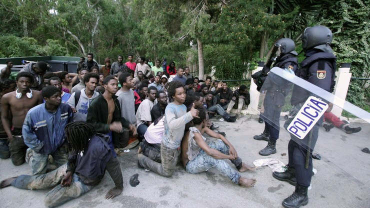 Szturm migrantów na sześciometrowe ogrodzenie. Około 500 z nich przedostało się do Ceuty
