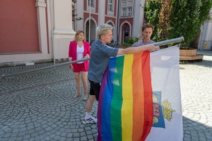 Poznań: tęczowa flaga na maszcie urzędu miasta