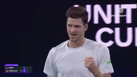 Taylor Fritz, tenisista, świętuje zdobycie punktu podczas meczu przeciwko Hubertowi Hurkaczowi. Wynik na ekranie pokazuje 6:6 w gemach w trzecim secie.