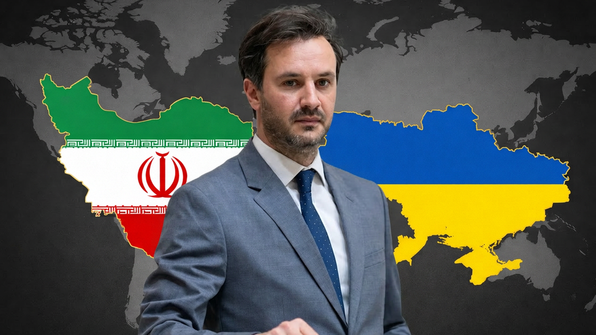 Mężczyzna w garniturze na tle mapy świata z zaznaczonymi Iranem i Ukrainą, na kt&oacute;rych widnieją ich flagi.
