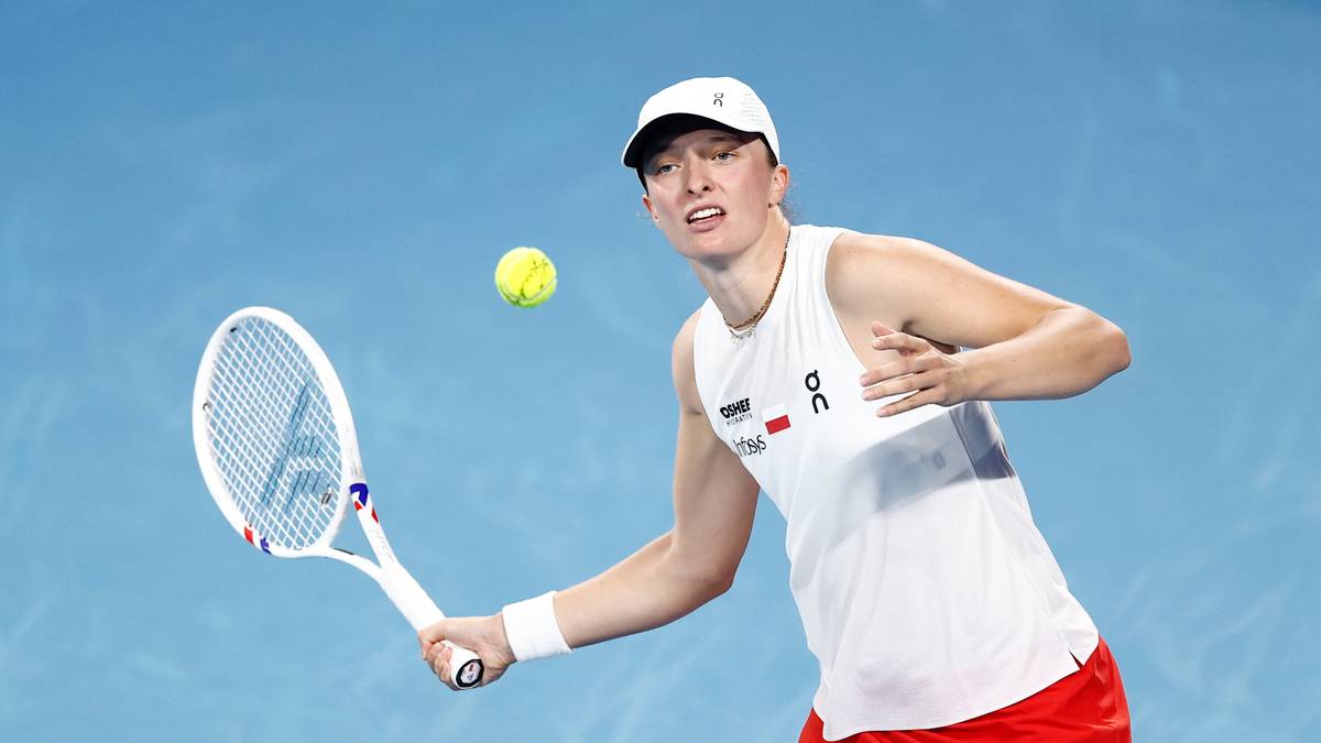 Tenisistka uderzająca piłkę rakietą na korcie