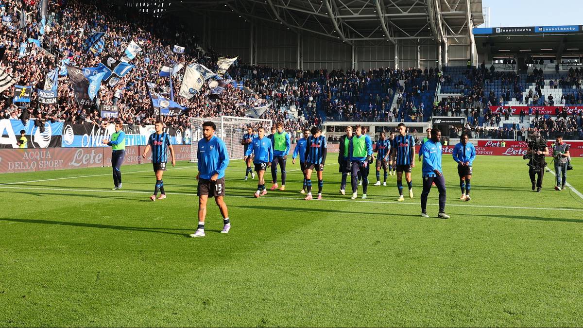 Piłkarze na boisku podczas meczu piłki nożnej na stadionie.