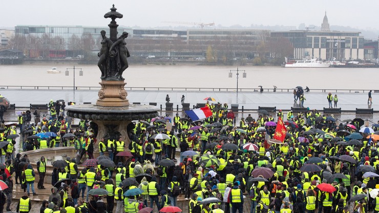 Francja: policja usunęła ok. 170 blokad "żółtych kamizelek"