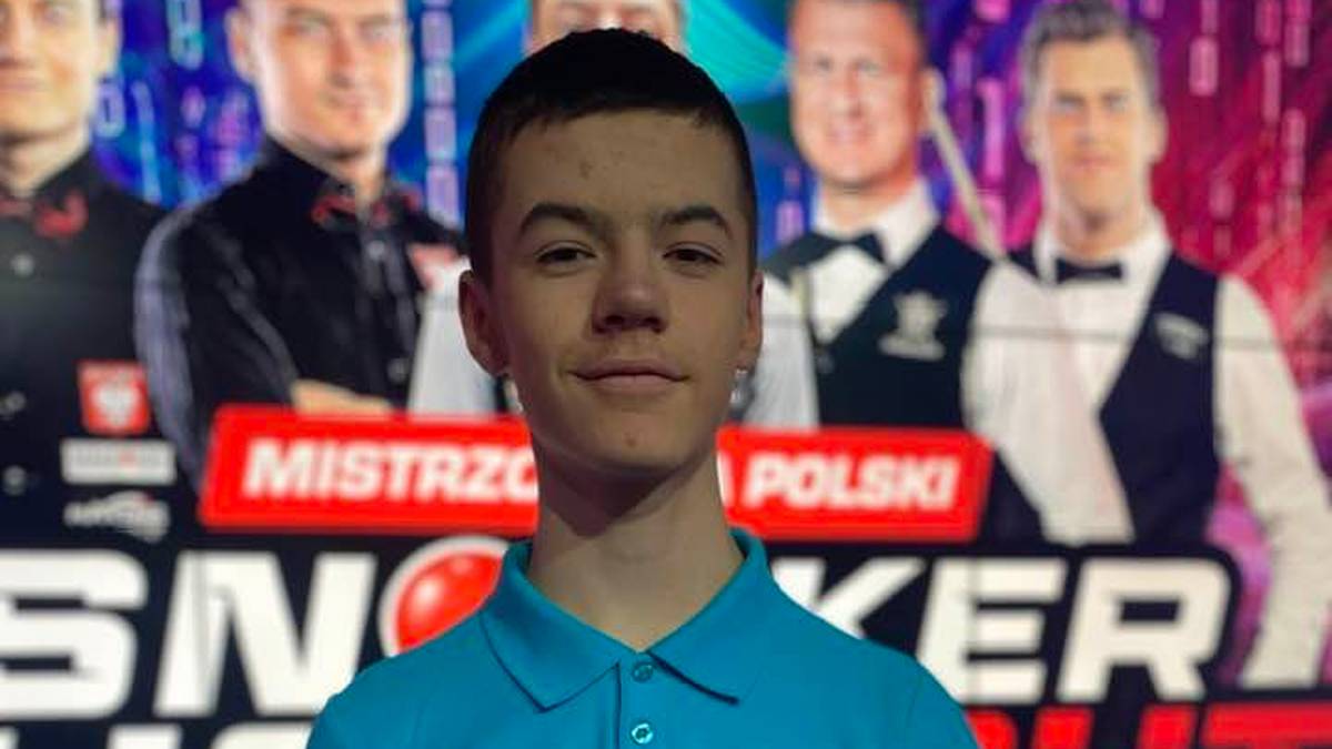 Młody polski snookerzysta Michał Szubarczyk prezentuje puchar.
