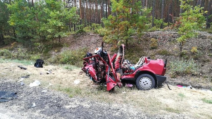 Zderzenie busa z samochodem osobowym koło Radomska. Cztery ofiary śmiertelne