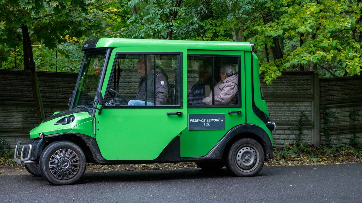 Miasto chce podwieźć seniorów do grobów. Zorganizowano specjalny transport