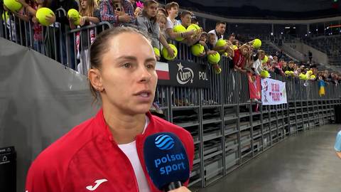 Magda Linette, polska tenisistka, udziela wywiadu na korcie tenisowym. W tle widoczni kibice na trybunach.