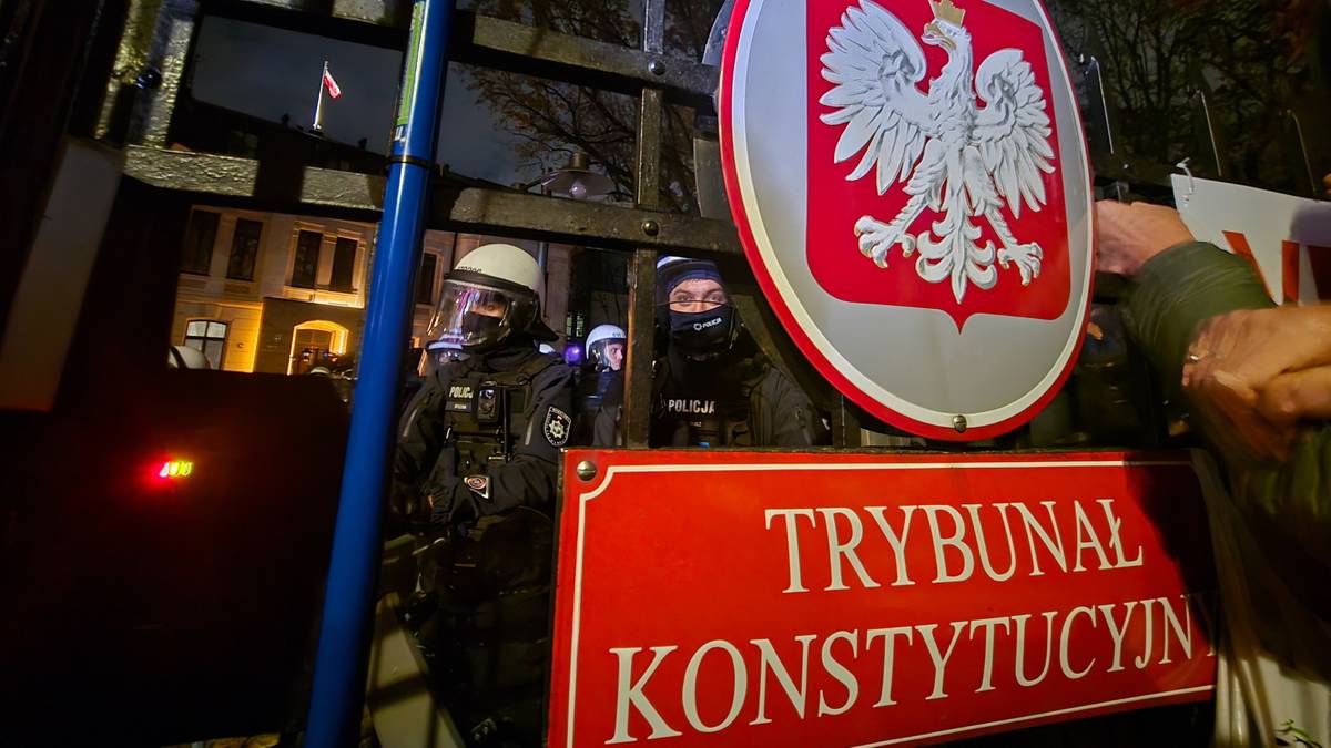 Policja o wydarzeniach przed TK. "Z całą stanowczością"
