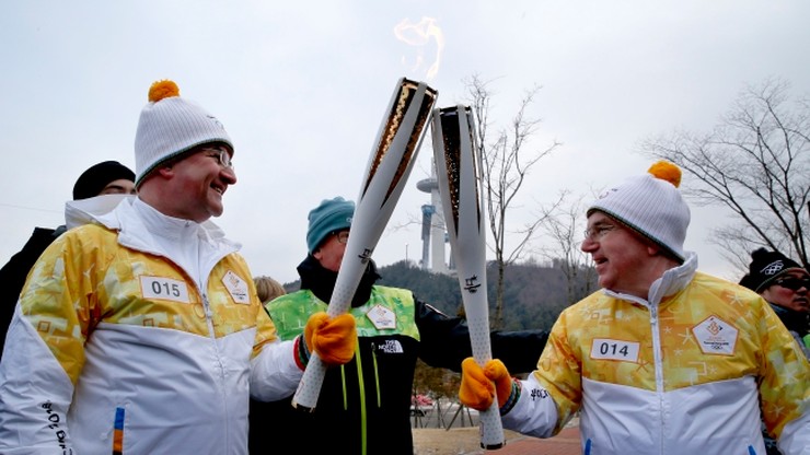 Pjongczang 2018: Przewodniczący MKOl niósł pochodnię z ogniem olimpijskim