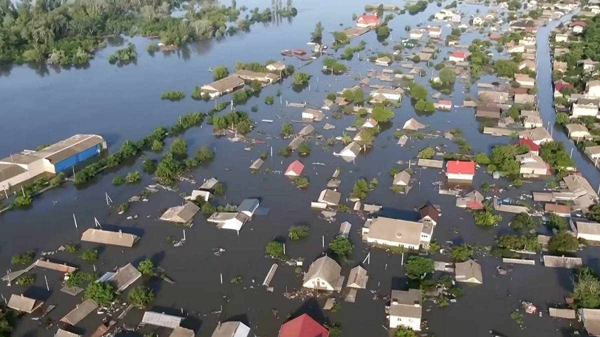 Powódź po zniszczeniu tamy na Zbiorniku Kachowskim. Fot. Twitter.