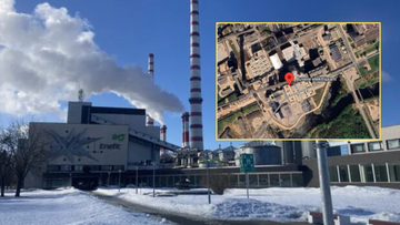 Widok elektrowni z kominami, obok mapa satelitarna z zaznaczoną lokalizacją.