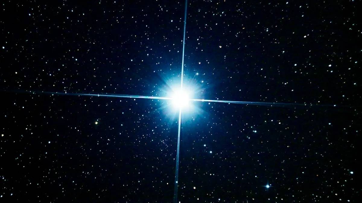 Tajemnicza gwiazda na niebie o świcie. Fot. NASA.