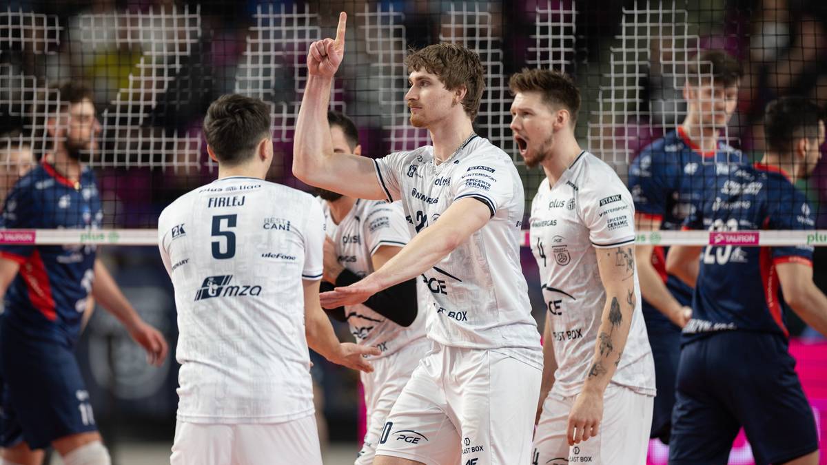 Siatkarze PGE Projekt Warszawa w białych strojach świętują zdobyty punkt.