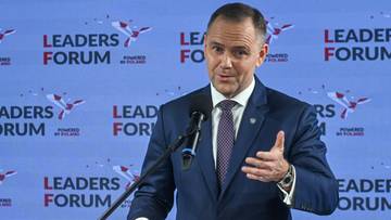 Prezydent RP Karol Nawrocki przemawia przy m&oacute;wnicy.