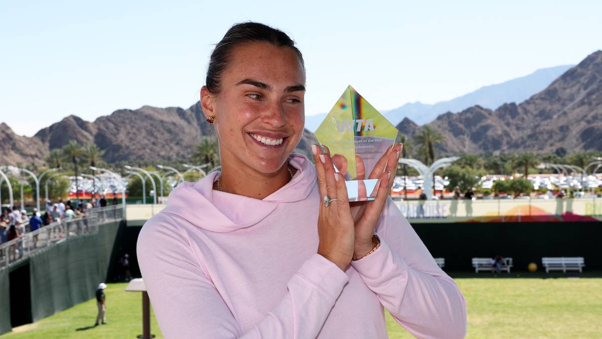 Białoruska tenisistka Aryna Sabalenka trzyma trofeum.
