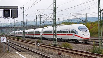 Atak nożownika w pociągu w Niemczech. "Nieznana liczba rannych"