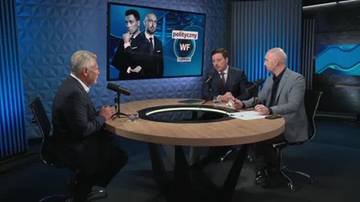 Trzech mężczyzn siedzi przy okrągłym stole w studiu telewizyjnym, dyskutując. Na dużym ekranie w tle wyświetlany jest materiał z podobnym panelem dyskusyjnym.