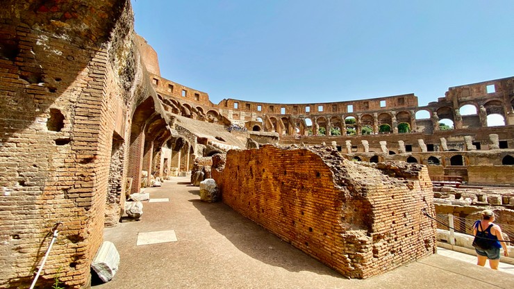 Włochy: Turyści wyryli inicjały w Koloseum. Grozi im więzienie