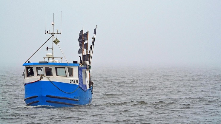 "Nowy sposób działania" nielegalnych migrantów. Przepłynęli kanał La Manche na skradzionej łodzi