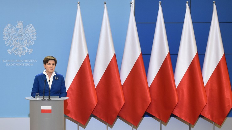 Polskie flagi tłem konferencji. Unijnych już nie będzie