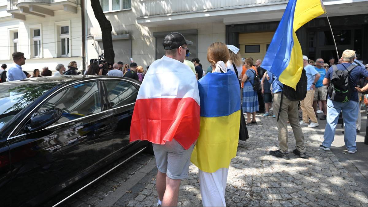 Pikiety przed ambasadą Ukrainy. Manifestanci z jasną deklaracją