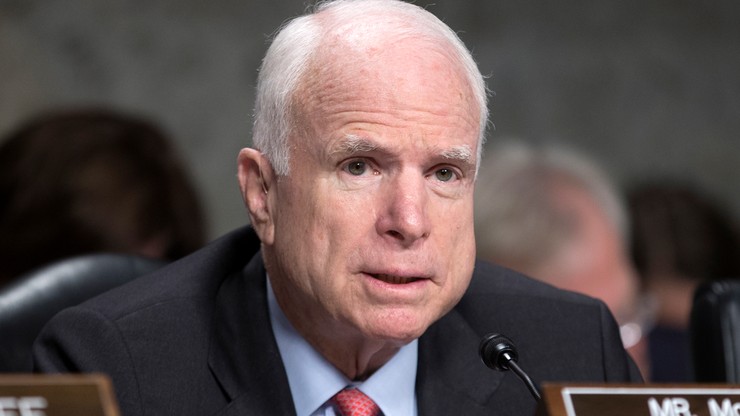 Chory na raka mózgu senator John McCain postanowił przerwać terapię