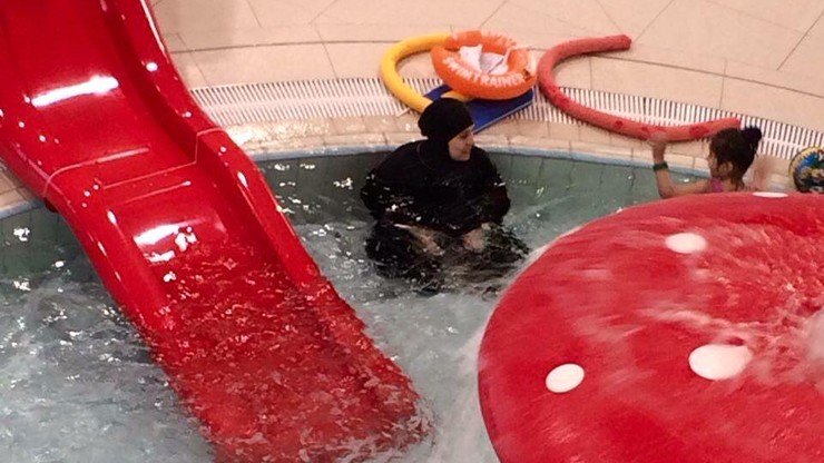 Muzułmanka w Koszalinie ofiarą krytyki internautów, bo weszła do basenu w burkini