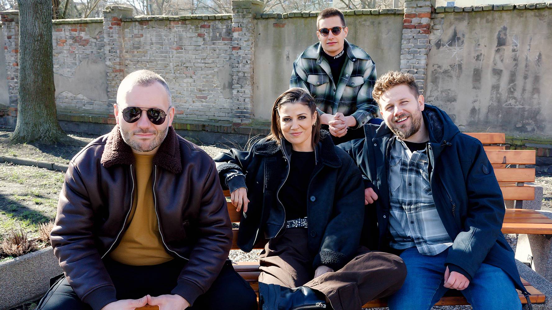 Aleksandra Zienkiewicz z aktorami z serialu "Uroczysko"