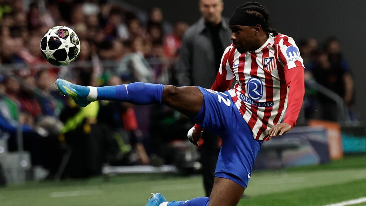 Piłkarz Atletico Madryt wykonuje uderzenie w piłkę podczas meczu.