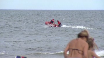 Policjant uratował tonące w morzu dzieci i ich dziadka. "Chwilę później porwała go fala wsteczna"