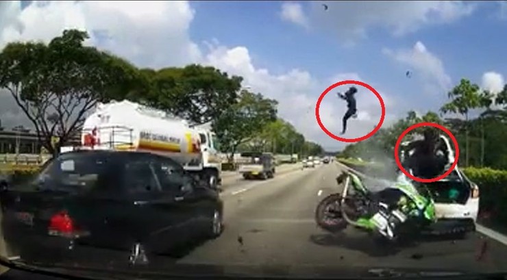 Motocykl wbił się w tył samochodu. Makabryczny wypadek w Singapurze